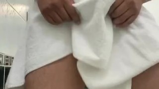 Baile sensual a un cliente con toalla de baño muestro mi pene erecto