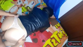 Follando una chica blanca con una chaqueta de cuero al estilo perrito, recibe corrida en la espalda