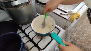 Acumulo mucho semen en un recipiente, mi cerdita puta lo cocina y luego se lo come en el centro...