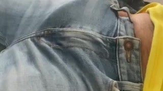 Tengo la verga erecta dentro de mi pantalon