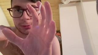 Faccio colare la sborra densa dalla mia mano