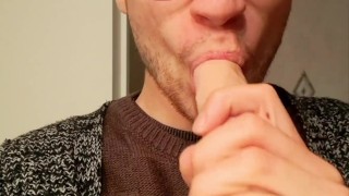 Succhiata veloce al dildo e pisciatona!