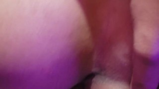 Ele me pegou de quatro com força até gozar
