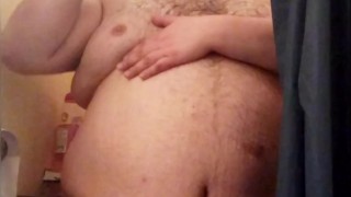 Fat cosplayer pours piss on himself
