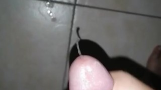 El timido escupiendo