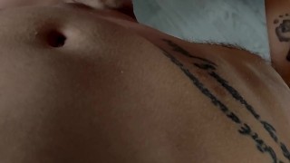 moglie italiana si fa scopare sul divano fino a farsi sborrare su tutto il buco del culo