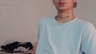 Hetero se masturba viendo porno gay 💯