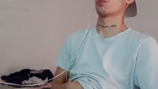 Hetero se masturba viendo porno gay 💯