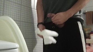 MACHOTE SE PAJEA EN EL BAÑO Y DEJA SU LECHE EN EL PAPEL HIGIÉNICO 🍆💦🧻🤤