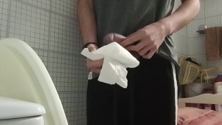 MACHOTE SE PAJEA EN EL BAÑO Y DEJA SU LECHE EN EL PAPEL HIGIÉNICO 🍆💦🧻🤤