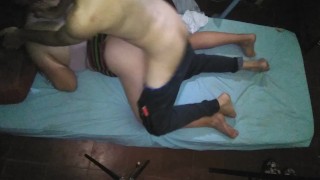 Le subo su pollera a rallas le corro la tanga de lado y me pongo lubricante para metersela