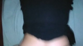 Me la chupa, le corro la tanga de lado y la grabo con el celular