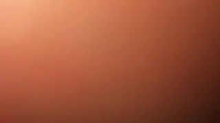 Худой парень раздевается и дрочит. Стриптиз.