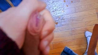 Una mano che fa su e giù con il proprio cazzone