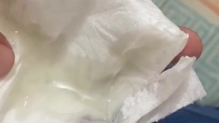 Eyaculo sobre papel higiénico