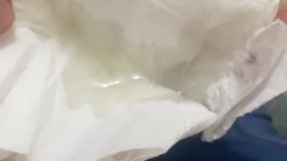 Eyaculo sobre papel higiénico