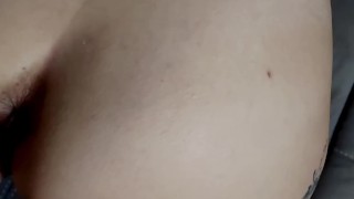 moglie italiana viene leccata e scopata sul divano e sborrata sul buco del culo