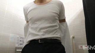 元サッカー部既婚男子が会社トイレで乳首オナニー