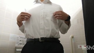 元サッカー部既婚男子が会社トイレで乳首オナニー