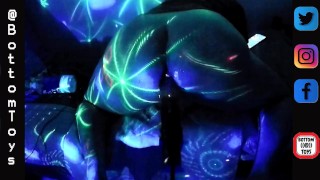 Gode tres long comme un sabre dans le cul avec un lumiere mapping club disco BOY PUSSY