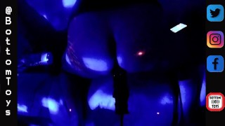 Gode tres long comme un sabre dans le cul avec un lumiere mapping club disco BOY PUSSY