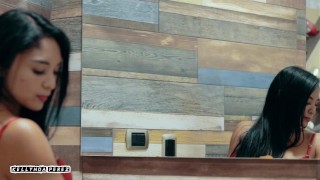 Estoy tan arrecha que me corro con que solo me veas