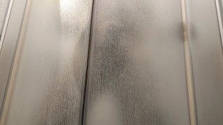 Горячий парень трется своим твердым членом о стекле в душе