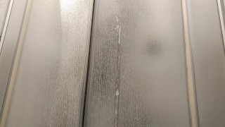 Горячий парень трется своим твердым членом о стекле в душе