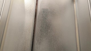 Горячий парень трется своим твердым членом о стекле в душе