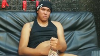 Semental masturbándose en solitario da placer a su polla dura