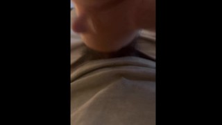Sa petite chatte mouille veut un creampie