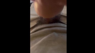 Sa petite chatte mouille veut un creampie