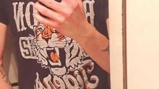 Ragazzaccio si masturba davanti allo specchio