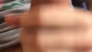 Горячий парень с большим членом обильно кончает