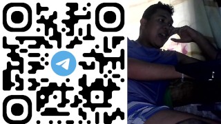 chico masturbándose en la webcam