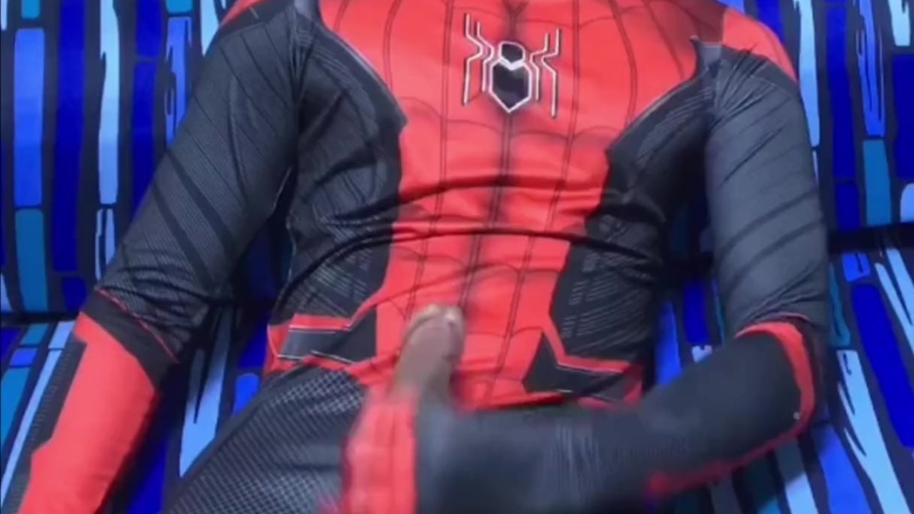 Jush Lee se masturbando em sua série de jerk off personalizado do  Homem-Aranha