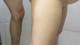 Cornudo filma a su esposa follando con su mejor amigo en la ducha