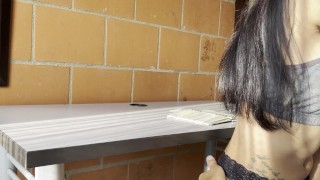 Jovencita multiorgasmica pide que juegue con su clitoris grande y folle su coño pequeño. Fuck me