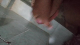 Me vengo contra la pared pensando en mi novia