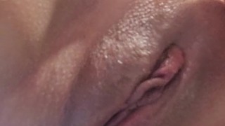 Acabo a chorro mientras me toco escondida