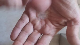 Main remplie de sperme