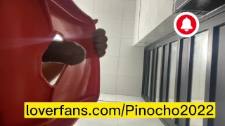 Jugando en un glory hole casero