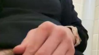 日本人女性が仕事中にトイレでオナニー