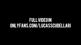 Punhetando e gozando no ônibus de viagem (Full video in OnlyFans)