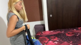 Compartiendo una cama con mi hermosa porque estamos viajando CASO DE LA VIDA REAL