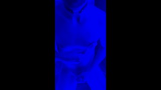 Парень в ошейнику дрочит свой член и трахает себя в горло вибратором