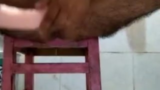 Encuentro un arnés en el baño y termino metiéndolo en mi culoo