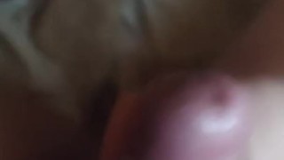 Me saco leche gimiendo y recién depilado