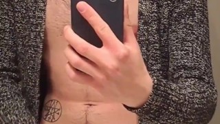 Guardarsi allo specchio sputando sopra al grande cazzo