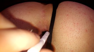 уронил сигарету в открытое очко крупным планом